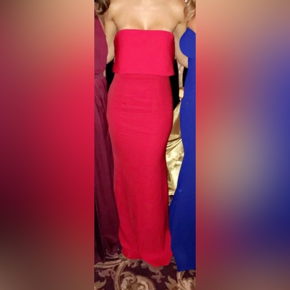 Red gown - Picture 1 of 8